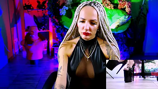 Snapshot of MonicaMaxwel chatting on 10-05-25, 11:08 MonicaMaxwel online show from 10-05-25, 11:08