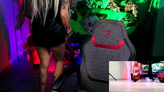 Snapshot of MonicaMaxwel chatting on 10-18-25, 11:00 MonicaMaxwel online show from 10-18-25, 11:00