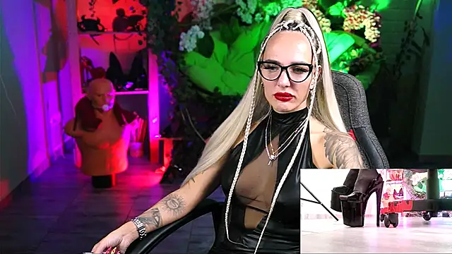 Snapshot of MonicaMaxwel chatting on 10-21-25, 11:22 MonicaMaxwel online show from 10-21-25, 11:22