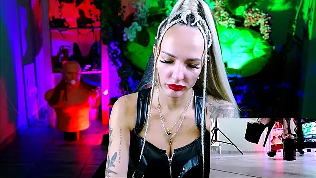 Snapshot of MonicaMaxwel chatting on 10-27-25, 11:14 MonicaMaxwel online show from 10-27-25, 11:14