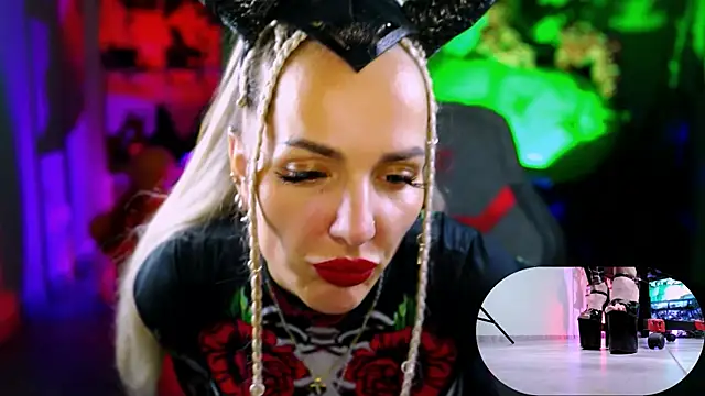 Snapshot of MonicaMaxwel chatting on 10-31-25, 11:55 MonicaMaxwel online show from 10-31-25, 11:55