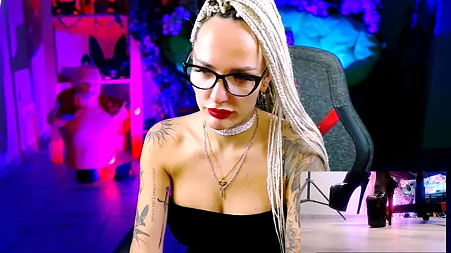 Snapshot of MonicaMaxwel chatting on 11-15-25, 10:45 MonicaMaxwel online show from 11-15-25, 10:45