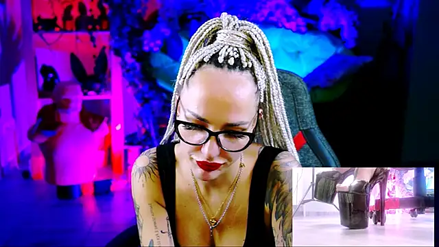 Snapshot of MonicaMaxwel chatting on 11-19-25, 11:10 MonicaMaxwel online show from 11-19-25, 11:10