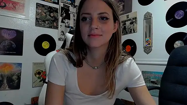 Snapshot of molly_witha_chance chatting on 01-17-25, 03:55 molly witha chance online show from 01-17-25, 03:55