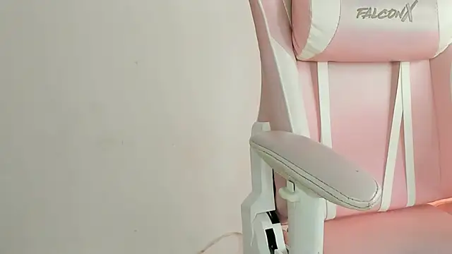 Snapshot of YenniferCurly chatting on 01-04-25, 12:38 YenniferCurly online show from 01-04-25, 12:38