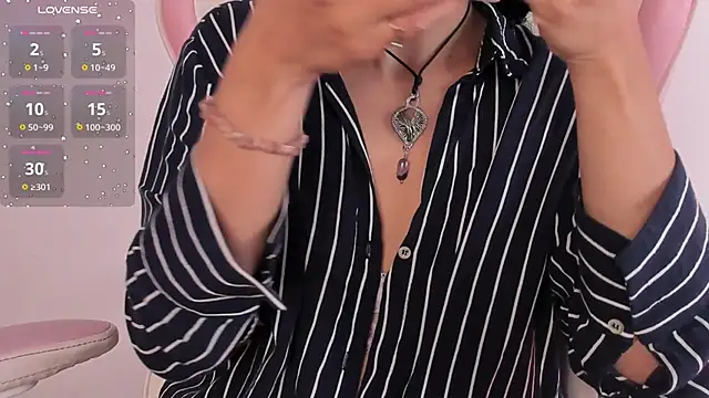 Snapshot of YenniferCurly chatting on 01-05-25, 12:42 YenniferCurly online show from 01-05-25, 12:42