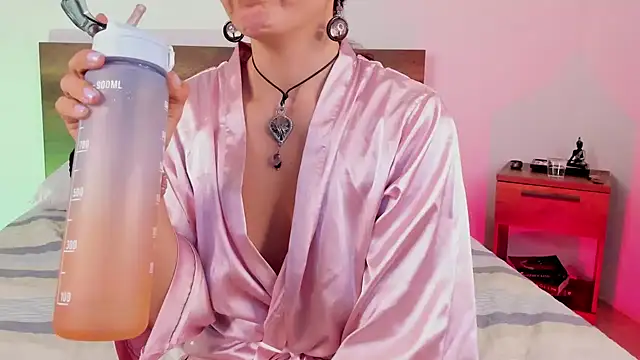 Snapshot of YenniferCurly chatting on 01-30-25, 12:27 YenniferCurly online show from 01-30-25, 12:27