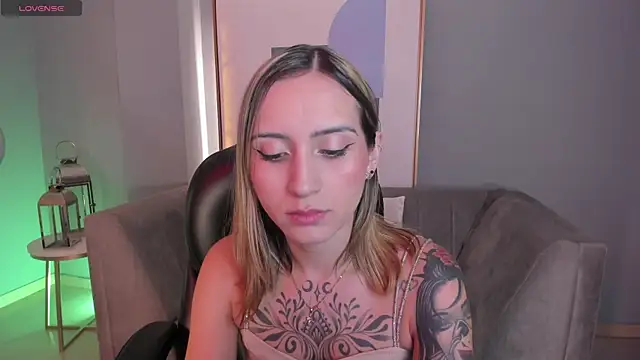 Snapshot of MollySundersX chatting on 11-25-25, 04:01 MollySundersX online show from 11-25-25, 04:01