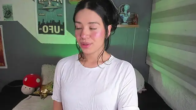 Snapshot of MiaaRose chatting on 10-04-25, 05:22 MiaaRose online show from 10-04-25, 05:22