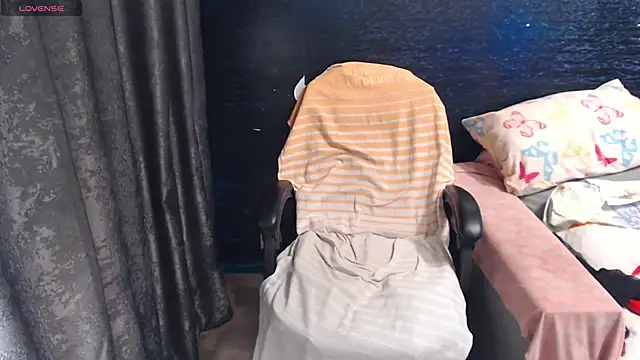 LadyAverrySquirt11 online show from 10-31-25, 06:03