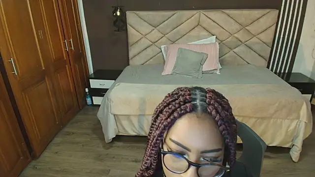 Snapshot of Raquel_jones chatting on 03-17-25, 12:14 Raquel jones online show from 03-17-25, 12:14