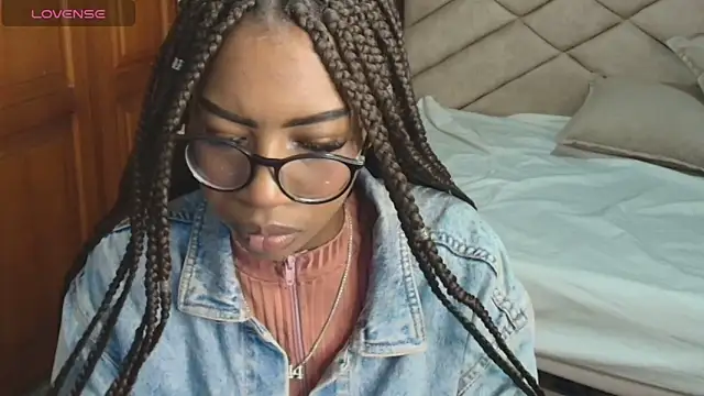 Snapshot of Raquel_jones chatting on 09-30-25, 12:21 Raquel jones online show from 09-30-25, 12:21