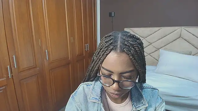 Snapshot of Raquel_jones chatting on 10-22-25, 12:05 Raquel jones online show from 10-22-25, 12:05