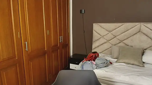 Snapshot of Raquel_jones chatting on 10-27-25, 07:18 Raquel jones online show from 10-27-25, 07:18