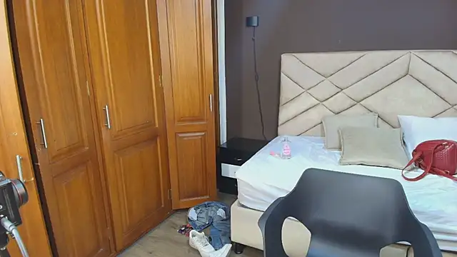 Snapshot of Raquel_jones chatting on 10-28-25, 07:27 Raquel jones online show from 10-28-25, 07:27