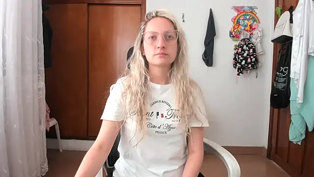 Snapshot of Adele_johnsonn1 chatting on 11-20-25, 04:07 Adele johnsonn1 online show from 11-20-25, 04:07