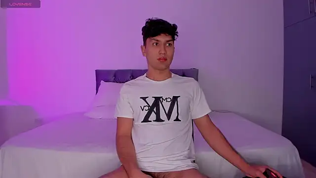 Snapshot of Valerio_James7 chatting on 03-04-25, 03:22 Valerio James7 online show from 03-04-25, 03:22