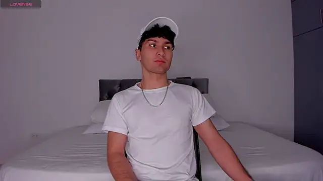 Snapshot of Valerio_James7 chatting on 03-12-25, 03:46 Valerio James7 online show from 03-12-25, 03:46