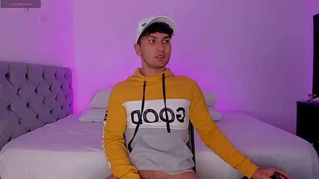 Snapshot of Valerio_James7 chatting on 03-14-25, 01:05 Valerio James7 online show from 03-14-25, 01:05