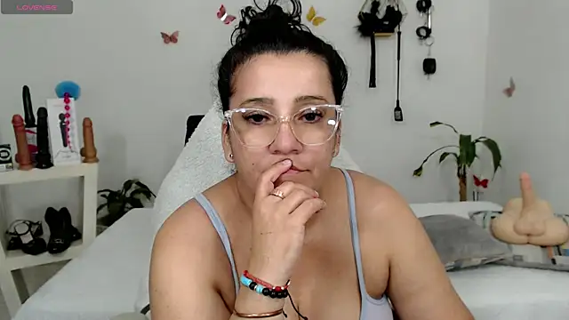 mom hot   online show from 10-21-25, 10:54