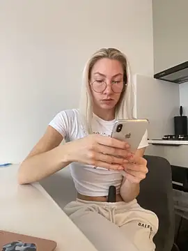 LuisaBecker online show from 12-12-24, 11:40