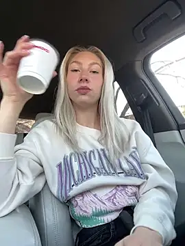 LuisaBecker online show from 02-12-25, 09:31