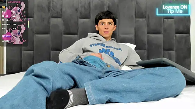 Snapshot of Adam_Clay21 chatting on 03-05-25, 04:13 Adam Clay21 online show from 03-05-25, 04:13