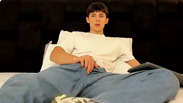 Snapshot of Adam_Clay21 chatting on 09-13-25, 01:22 Adam Clay21 online show from 09-13-25, 01:22