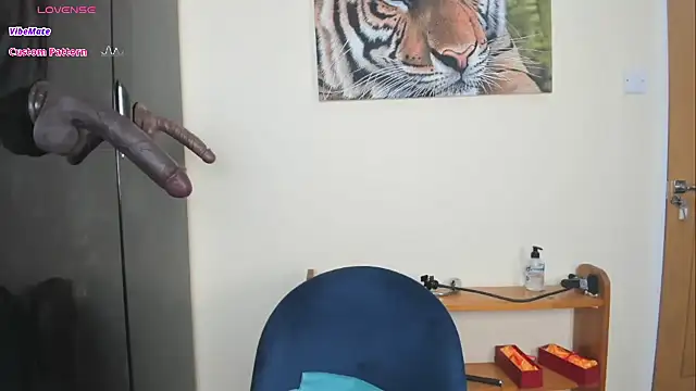 Snapshot of lou_roar chatting on 01-22-25, 10:37 lou roar online show from 01-22-25, 10:37