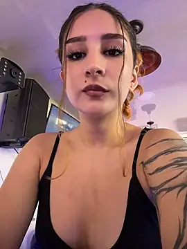 Snapshot of Mon_Cherry chatting on 04-23-26, 02:02 Mon Cherry online show from 04-23-26, 02:02