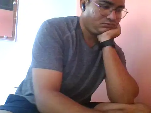 Snapshot of naughtymike0007 chatting on 09-30-25, 06:07 naughtymike0007 online show from 09-30-25, 06:07