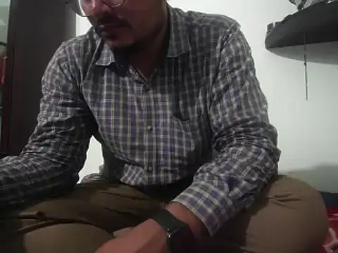 Snapshot of naughtymike0007 chatting on 10-27-25, 02:43 naughtymike0007 online show from 10-27-25, 02:43