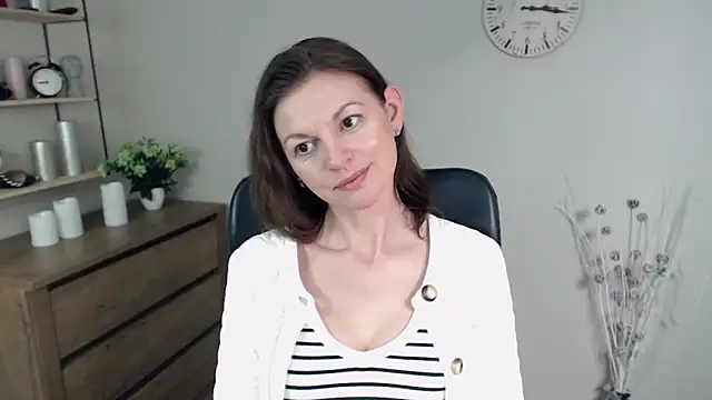 Snapshot of VivianWILD chatting on 01-17-25, 12:52 VivianWILD online show from 01-17-25, 12:52