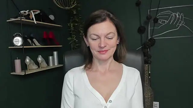 Snapshot of VivianWILD chatting on 10-14-25, 05:52 VivianWILD online show from 10-14-25, 05:52