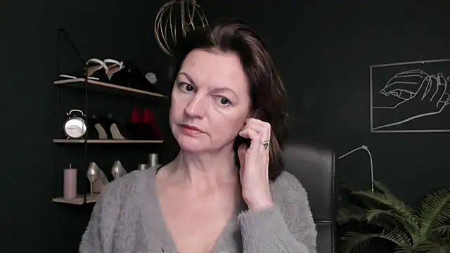 Snapshot of VivianWILD chatting on 10-24-25, 06:43 VivianWILD online show from 10-24-25, 06:43