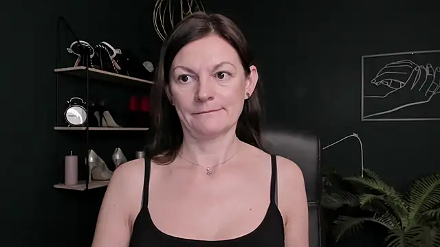 Snapshot of VivianWILD chatting on 10-27-25, 07:34 VivianWILD online show from 10-27-25, 07:34