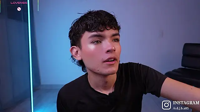 Snapshot of Angelo_018 chatting on 03-15-26, 01:11 Angelo 018 online show from 03-15-26, 01:11