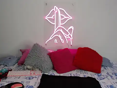 Snapshot of Rihana14 chatting on 09-15-25, 09:15 Rihana14 online show from 09-15-25, 09:15