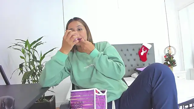 Snapshot of Alana_Suares1 chatting on 12-26-24, 10:41 Alana Suares1 online show from 12-26-24, 10:41