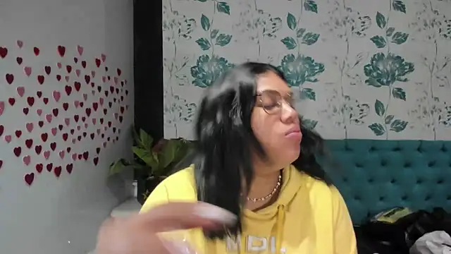 Snapshot of LindaBreeS chatting on 02-04-25, 01:27 LindaBreeS online show from 02-04-25, 01:27