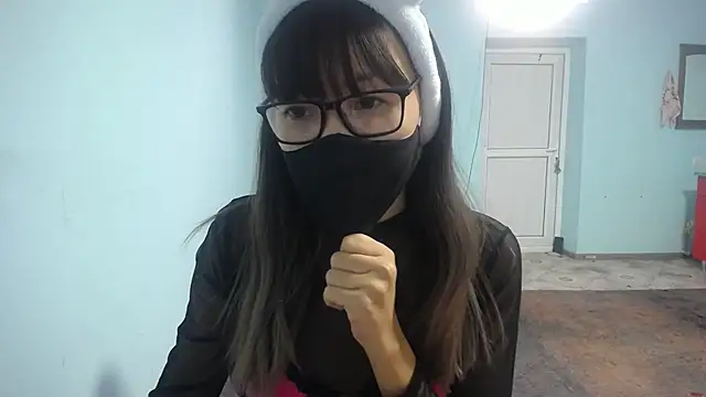 Snapshot of elllaaxx chatting on 10-28-25, 03:32 elllaaxx online show from 10-28-25, 03:32