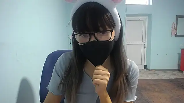 Snapshot of elllaaxx chatting on 10-29-25, 03:31 elllaaxx online show from 10-29-25, 03:31