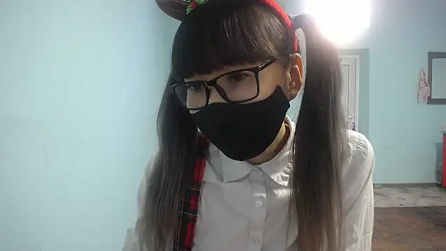 Snapshot of elllaaxx chatting on 10-30-25, 03:52 elllaaxx online show from 10-30-25, 03:52