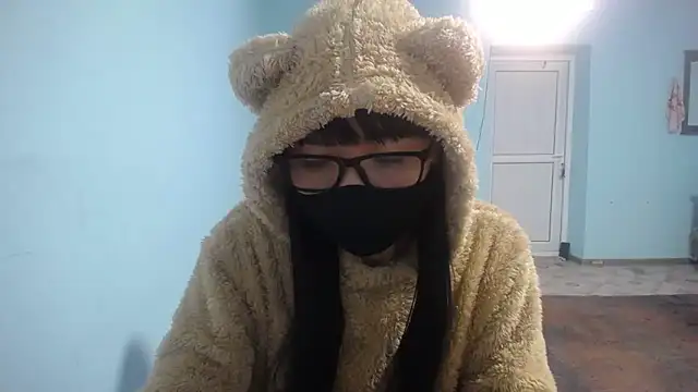 Snapshot of elllaaxx chatting on 12-14-25, 04:51 elllaaxx online show from 12-14-25, 04:51