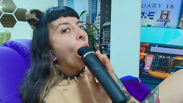 Snapshot of Naughty_Kittenm chatting on 03-07-25, 01:29 Naughty Kittenm online show from 03-07-25, 01:29