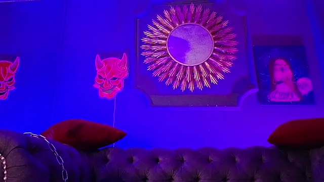 Snapshot of Julieta_Russell chatting on 03-22-25, 11:53 Julieta Russell online show from 03-22-25, 11:53