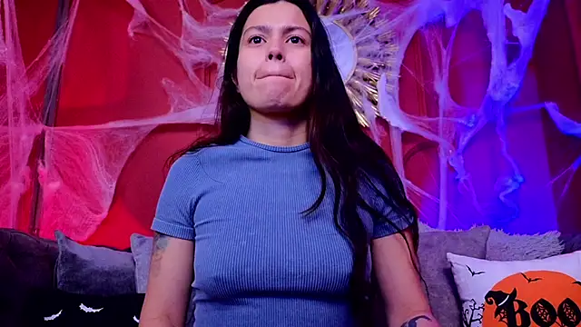 Snapshot of Julieta_Russell chatting on 10-15-25, 01:33 Julieta Russell online show from 10-15-25, 01:33