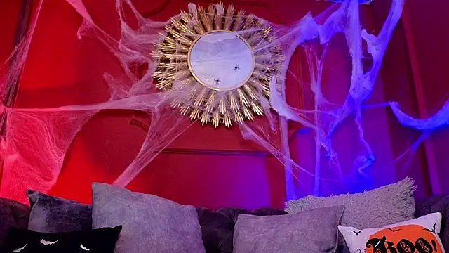 Snapshot of Julieta_Russell chatting on 10-17-25, 12:30 Julieta Russell online show from 10-17-25, 12:30