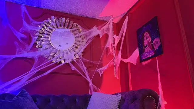 Snapshot of Julieta_Russell chatting on 10-22-25, 11:21 Julieta Russell online show from 10-22-25, 11:21