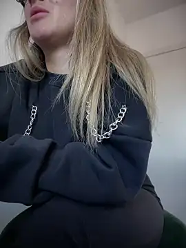 Snapshot of HotXMom chatting on 01-15-25, 07:37 HotXMom online show from 01-15-25, 07:37